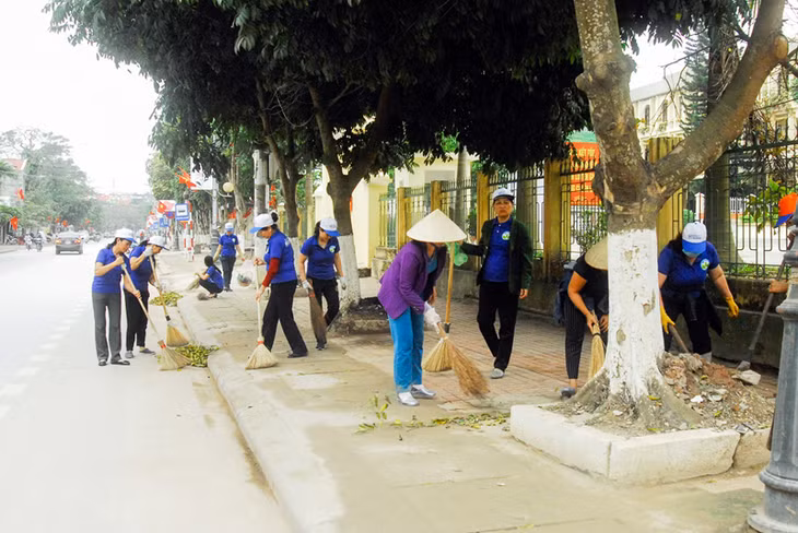 Một buổi ra quân dọn vệ sinh môi trường của Đội tình nguyện viên bảo vệ môi trường và trật tự đô thị thị trấn Cái Rồng (huyện Vân Đồn).