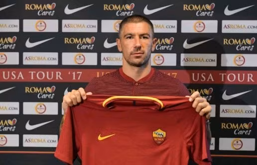  Kolarov gia nhập Roma.