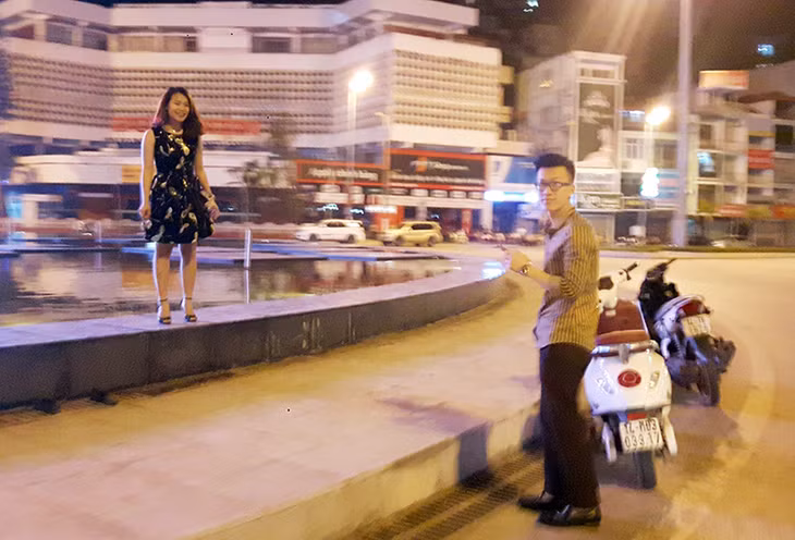 Người dân dừng xe trong khu vực vòng xuyến Cột Đồng hồ để chụp ảnh.