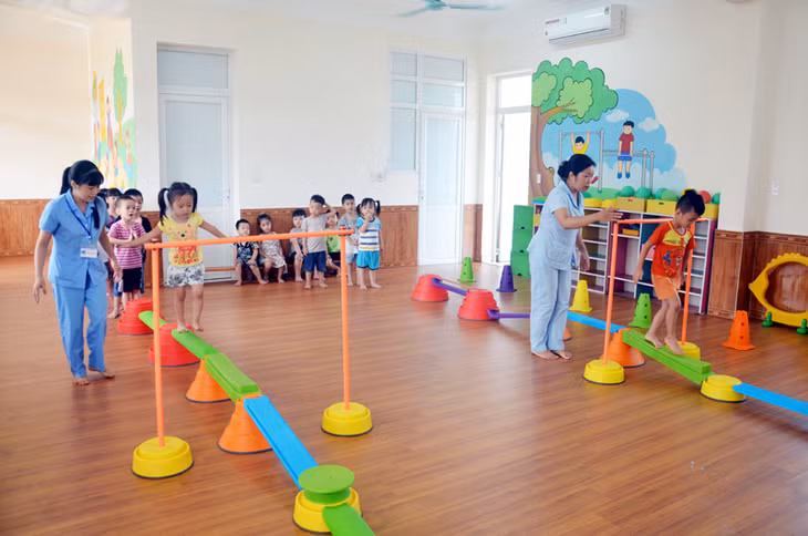Trẻ lớp 5 tuổi A5, Trường Mầm non Hoa Hồng (TP Hạ Long) thích thú chơi Bộ sáng tạo, phát triển kỹ năng vận động bé tự xây dựng mở rộng.