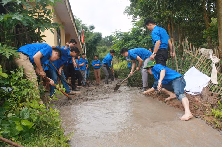 đông đảo ĐVTN tham gia làm đường.
