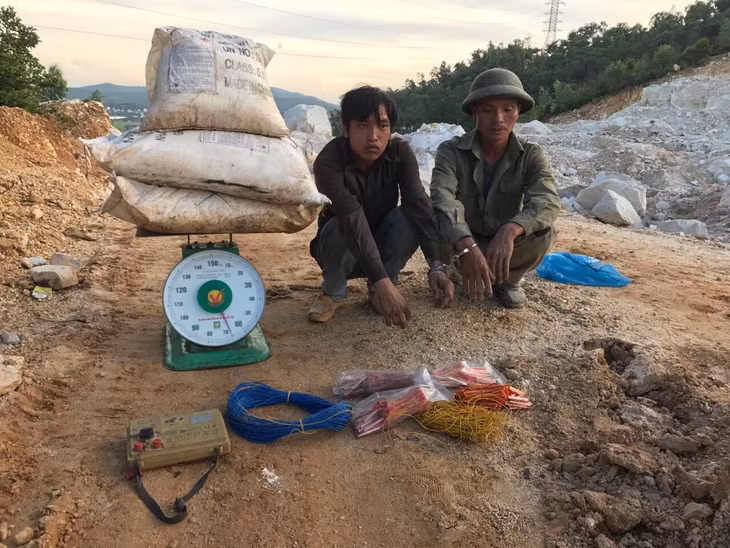 2 đối tượng và tang vật bị bắt giữ tại hiện trường