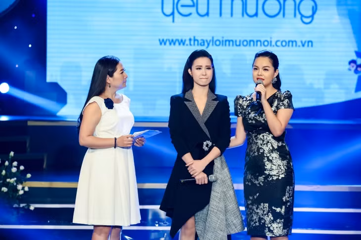 Đông Nhi và Phạm Quỳnh Anh xúc động tưởng nhớ Wanbi Tuấn Anh