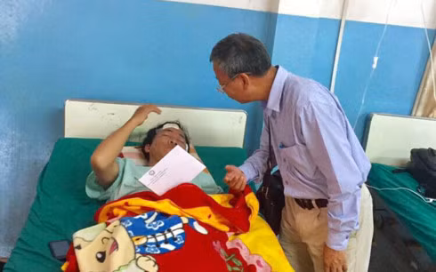 Tổng lãnh sự Trần Công Thịnh thăm và tặng quà cho bệnh nhân vụ nổ tại bệnh viện Bolykhamxay.