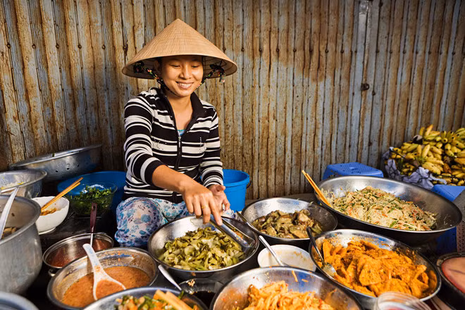 Chị gái bán đồ ăn trong chợ quê nhỏ cũng không thiếu vắng nụ cười đon đả, níu chân du khách ghé lại quán.