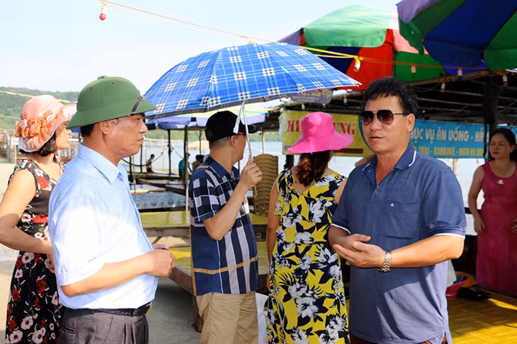Đồng chí Mai Tuấn Phượng – Phó Bí thư Thường trực Huyện ủy, Chủ tịch HĐND huyện Cô Tô đi kiểm tra, vận động khách du lịch chủ động trở về đất liền