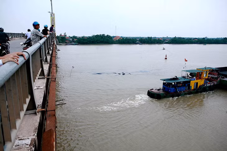 Nhiều người dân đến chứng kiến vụ việc. 