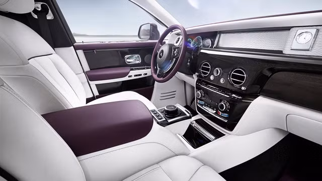 Để thấy rõ đẳng cấp của Rolls-Royce Phantom 2018, chúng ta cần bước vào không gian nội thất. Tại đây, hãng Rolls-Royce đã chứng minh vì sao Phantom là mẫu xe sang trọng nhất thế giới.
