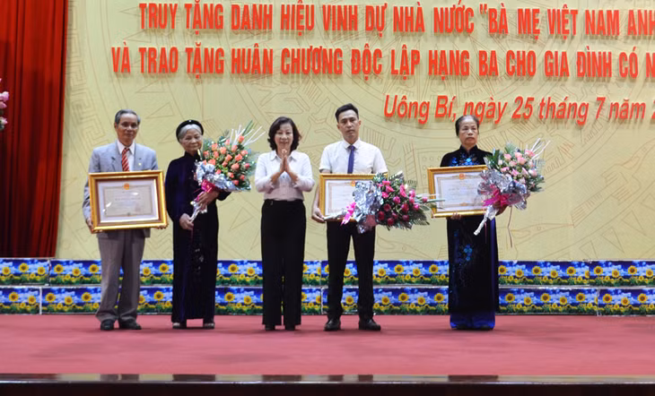 đồng chí Vũ Thị Thu Thủy, Phó Chủ tịch UBND tỉnh đã truy tặng danh hiệu Bà mẹ Việt Nam anh hùng cho mẹ Đỗ Thị Nhỏ, phường Thanh Sơn và Mẹ Đào Thị An phường Quang Trung