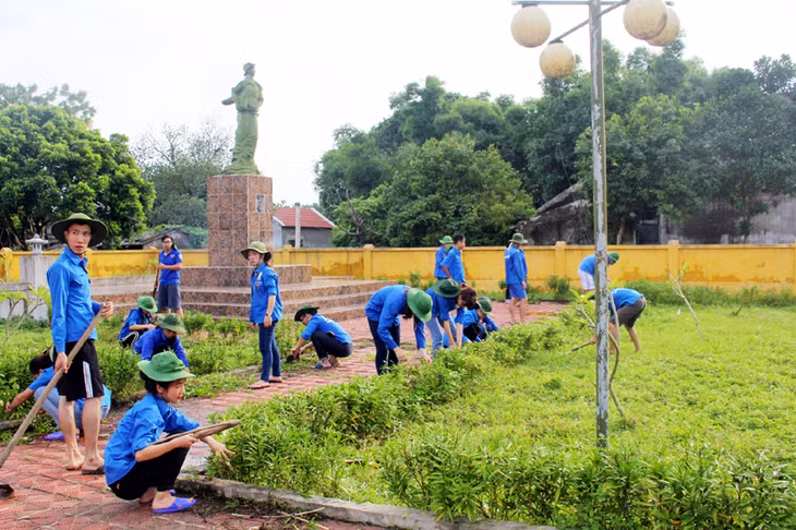 Tuổi trẻ Đầm Hà làm đẹp cảnh quan môi trường tại nghĩa trang liệt sĩ.