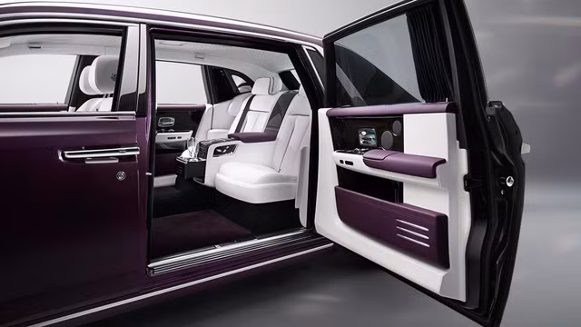 Trong nhiều năm qua, Rolls-Royce Phantom vốn được biết đến như mẫu xe dành cho những người muốn tận hưởng cảm giác ông chủ trên hàng ghế sau. Do đó, chẳng có gì lạ khi hãng Rolls-Royce tập trung nhiều công sức vào quá trình thiết kế hàng ghế sau của Phantom 2018.