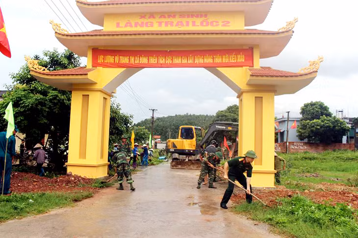 Lực lượng vũ trang TX Đông Triều tham gia xây dựng thôn kiểu mẫu nông thôn mới tại thôn Trại Lốc 2, xã An Sinh.