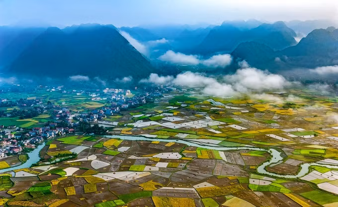 Vẻ đẹp mùa lúa chín ở Bắc Sơn trở thành điểm hút khách du lịch ở Lạng Sơn. Với những người đam mê chụp ảnh, họ có thể dậy thật sớm từ 4h leo lên trạm phát sóng vi ba thuộc đỉnh Nà Lay để đón bình minh. Thời gian leo khoảng 45 phút, để lựa chọn góc chụp đẹp bạn phải leo qua chiếc cầu thang cũ để lên nóc trạm phát sóng cùng với một chút chi phí.