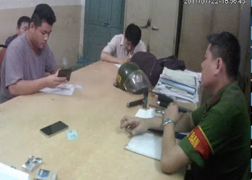 Các đối tượng tại cơ quan công an.