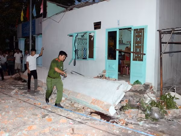 Hiện trường vụ sập mái hiên. (Ảnh: Đoàn Mạnh Dương/TTXVN)
