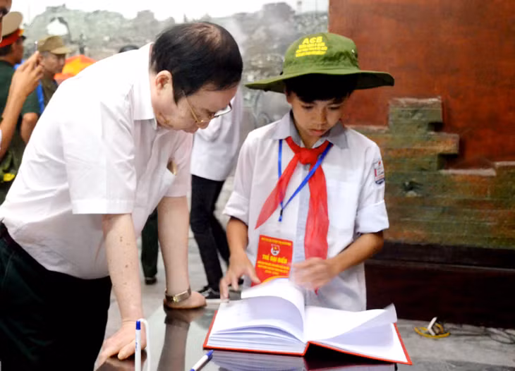 Chăm chú lật từng trang nhật ký chiến tranh còn lưu lại đến hôm nay.