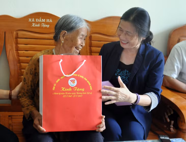 Đồng chí Đỗ Thị Hoàng, Phó Bí thư Thường trực Tỉnh thăm, tặng quà Mẹ Việt Nam Anh hùng Phạm Thị Thạch, thôn Trại Giữa, xã Đầm Hà, huyện Đầm Hà 