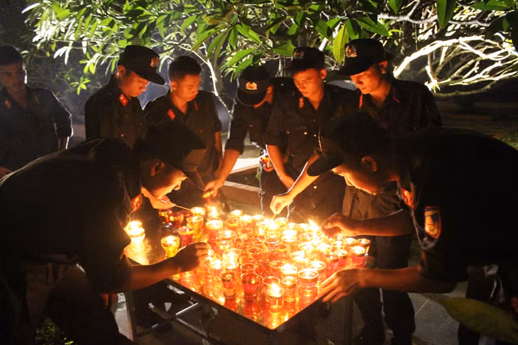 Tiểu đoàn 1 - Trung đoàn Cảnh sát cơ động Đông Bắc thắp nến tri ân các anh hùng liệt sĩ tại Nghĩa trang Liệt sĩ TP Uông Bí.