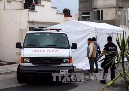 Cảnh sát và nhân viên pháp y làm nhiệm vụ tại hiện trường vụ xả súng ở Tizayuca, Mexico ngày 13/7. Ảnh: EPA/TTXVN