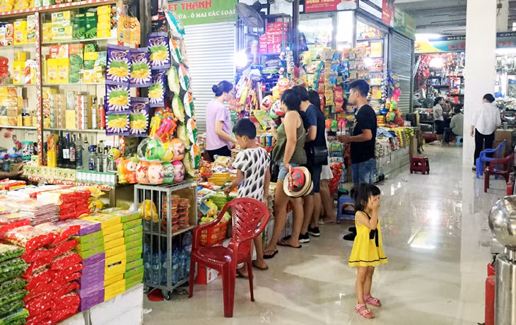 Khách du lịch mua sắm hàng hoá tại tầng 1, khu nhà A, chợ Hạ Long I.