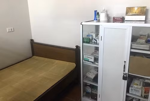 Phòng khám tại nhà riêng của y sĩ Hiền ngày 18/7 gồm một chiếc giường và một tủ thuốc. Ảnh: N.Phương.