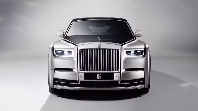 Bên ngoài, Rolls-Royce Phantom sở hữu thiết kế quen thuộc vì không khác biệt quá nhiều so với phiên bản cũ. Trên đầu xe xuất hiện lưới tản nhiệt hình thác nước cao hơn.