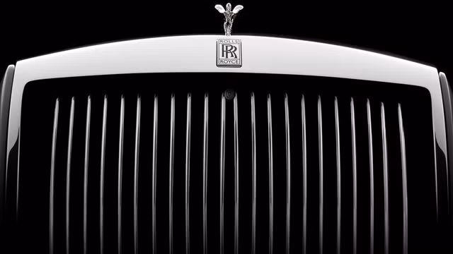 Không chỉ mở rộng, lưới tản nhiệt của Rolls-Royce Phantom thế hệ mới còn được tích hợp vào thân vỏ xung quanh. Đây là lần đầu tiên hãng Rolls-Royce áp dụng thiết kế này cho Phantom, từ đó mang đến thiết kế gọn gàng và hiện đại hơn.