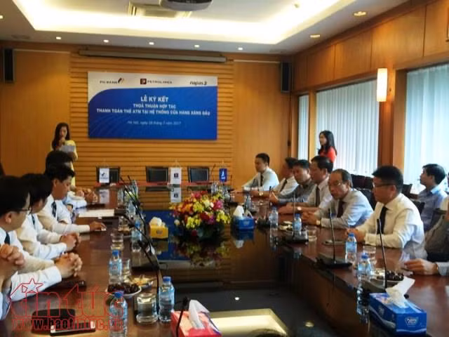 Lễ kí kết hợp tác thanh toán thẻ khi mua xăng dầu.