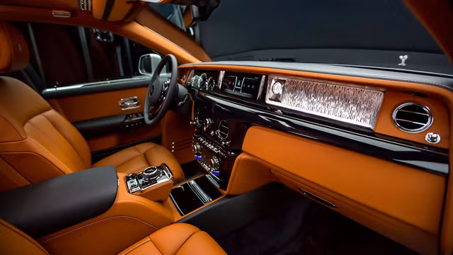 Đặc biệt, Rolls-Royce Phantom 2018 được trang bị chi tiết trang trí có tên The Gallery, kéo dài đến hết chiều rộng của bảng táp-lô.