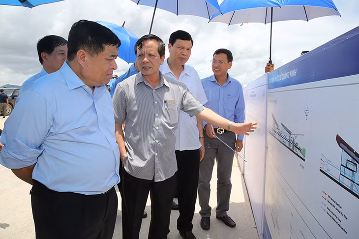 Bộ trưởng Nguyễn Chí Dũng nghe Sở GT-VT Quảng Ninh báo cáo tiến độ thực hiện Cảng hàng không Quảng Ninh