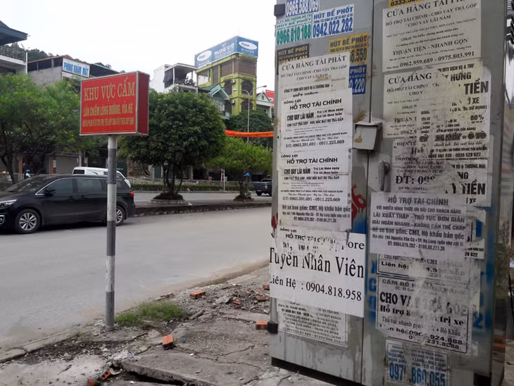 Tuy nhiên, ngay sau đó thì các tờ quảng cáo lại được dán tràn lan.