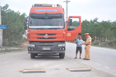 CSGT tỉnh kiểm tra trọng tải xe tại QL 279.