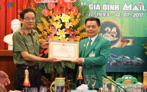 Tập đoàn Mai Linh nhận bằng khen từ Bộ Công an. (Ảnh: Hà Khánh)