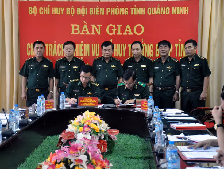 Thiếu tướng Lê Đức Thái và Đại tá Đặng Toàn Quân ký văn bản bản giao chức danh Chỉ huy trưởng 