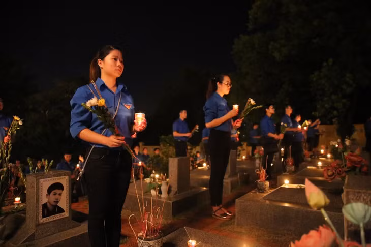 Nghiêm trang trước anh linh của các liệt sĩ