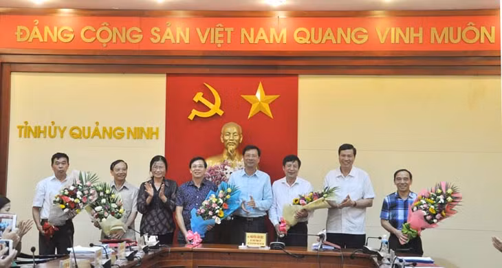 Các đồng chí lãnh đạo tỉnh tặng hoa chúc mừng các đồng chí cán bộ thuộc diện Ban Thường vụ Tỉnh ủy quản lý đã nghỉ hưu.