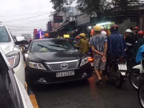 Chiếc Toyota Camry do người phụ nữ điều khiển lấn làn gây kẹt xe nhiều giờ liền.