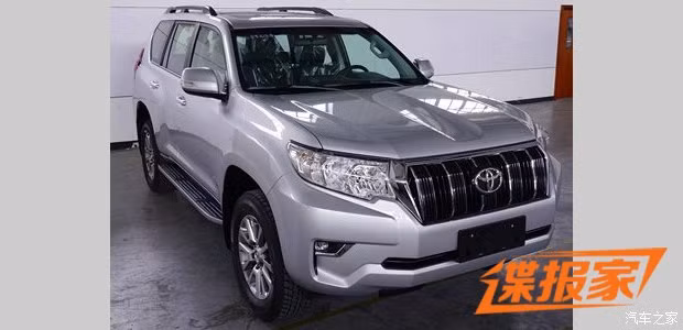 Toyota Land Cruiser Prado 2018 bản cao cấp hơn với viền mạ crôm trên hốc đèn sương mù và lưới tản nhiệt.