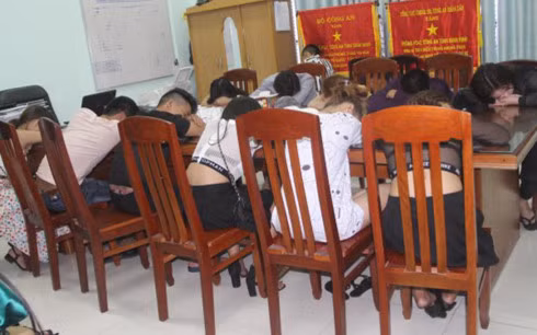 Các đối tượng sử dụng ma túy bị đưa về cơ quan công an sáng 28-7 để tiếp tục làm rõ. (Ảnh: Tuổi Trẻ)