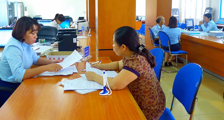 Người dân đến giải quyết thủ tục hành chính tại Trung tâm Hành chính công Vân Đồn.