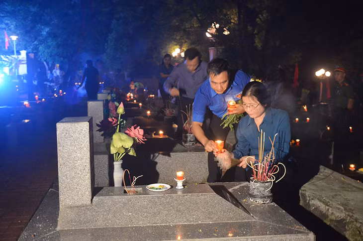 Đồng chí Đỗ Thị Hoàng, Phó Bí thư Thường trực Tỉnh ủy thắp hương phần mộ anh hùng liệt sỹ tại Nghĩa trang liệt sỹ Hà Tu