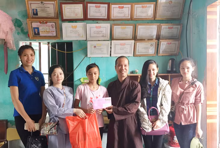 Đại đức Thích Tâm Tịnh trao hỗ trợ cho em Nguyễn Thị Hằng (Khu 7, phường Phong Hải, TX Quảng Yên).