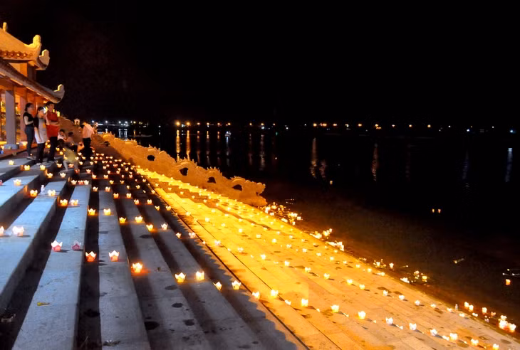 Những ngày Tháng 7 tri ân, hai bên bờ sông Thạch Hãn, hàng nghìn bông hoa đăng được thắp sáng ngày đêm, sưởi ấm cho anh linh các Anh hùng liệt sĩ.