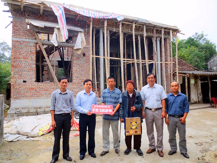 Đại diện Công ty CP Than Vàng Danh trao tiền hỗ trợ xây nhà cho ông Nguyễn Quang Điện, thương binh hạng 4/4, được nhận vào làm công nhân tại Công ty, đã nghỉ hưu. Ảnh: Công ty CP Than Vàng Danh