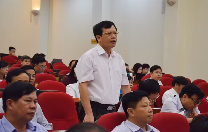 Giám đốc Sở GTVT trả lời chất vấn.