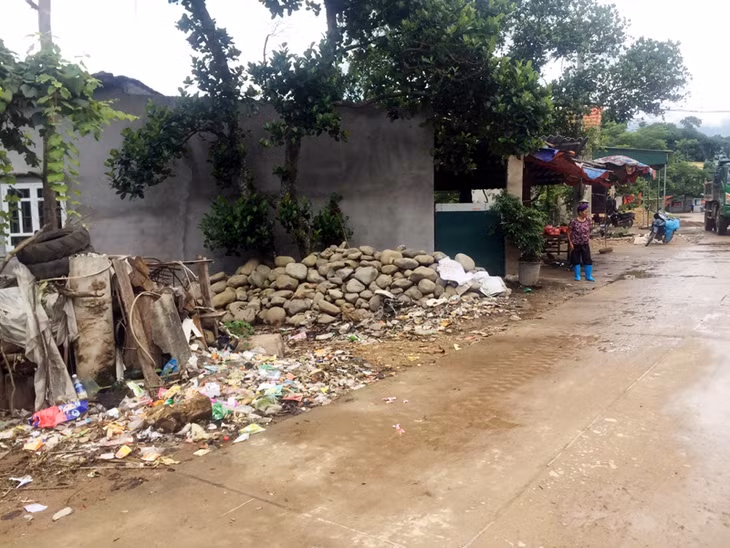 Rác thải sinh hoạt xuất hiện ở nhiều nơi trên trục đường chính từ bản Ngày 2 đến Nà Nhái (xã Vô Ngại, huyện Bình Liêu).