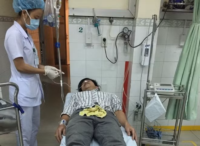 Nhân viên y tế đang chăm sóc sức khỏe cho nạn nhân bị ngộ độc. (Ảnh: Trần Lê/Vietnam+)