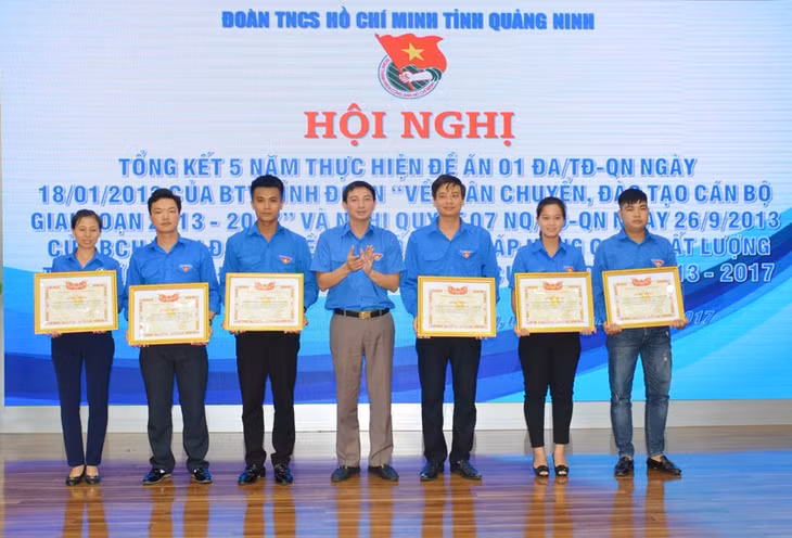 Đồng chí Lê Hùng Sơn, Bí thư Tỉnh đoàn trao bằng khen của BCH Tỉnh đoàn cho các tập thể có thành tích xuất sắc