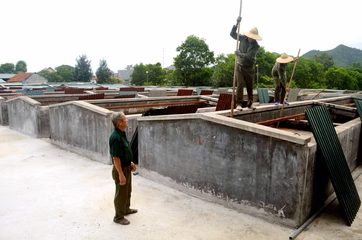 Ông Phạm Trung Hình (bên trái) đang kiểm tra bộ phận ướp mắm của Công ty.