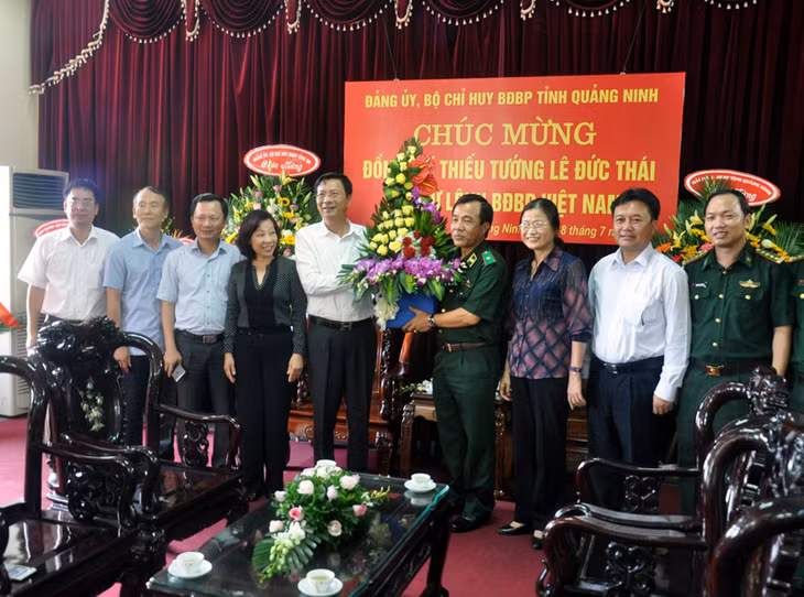 Đồng chí Bí thư Tỉnh uỷ, Chủ tịch HĐND tỉnh cùng các đồng chí lãnh đạo Tỉnh uỷ, HĐND, UBND tỉnh tăng hoa chúc mừng Thiếu tướng Lê Đức Thái